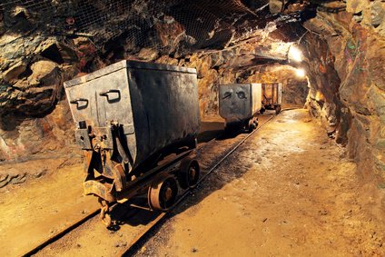Mining cart in silver, gold, copper mine - Urheber @TTstudio